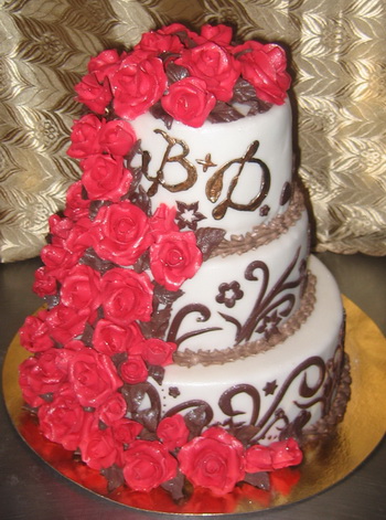 Свадебный торт с розами, узорами, инициалами молодоженов